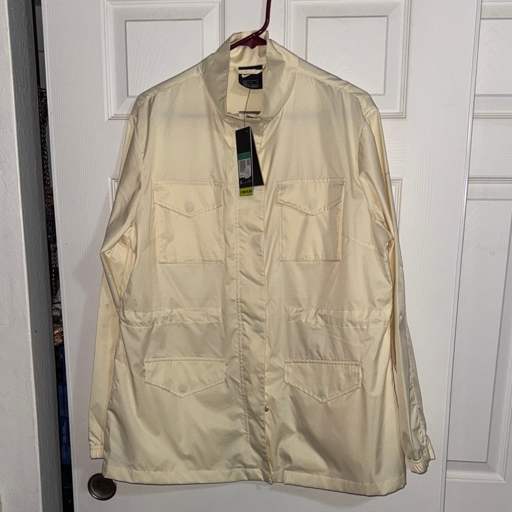 Nike women’s Loose Fit Windbreaker Jacket